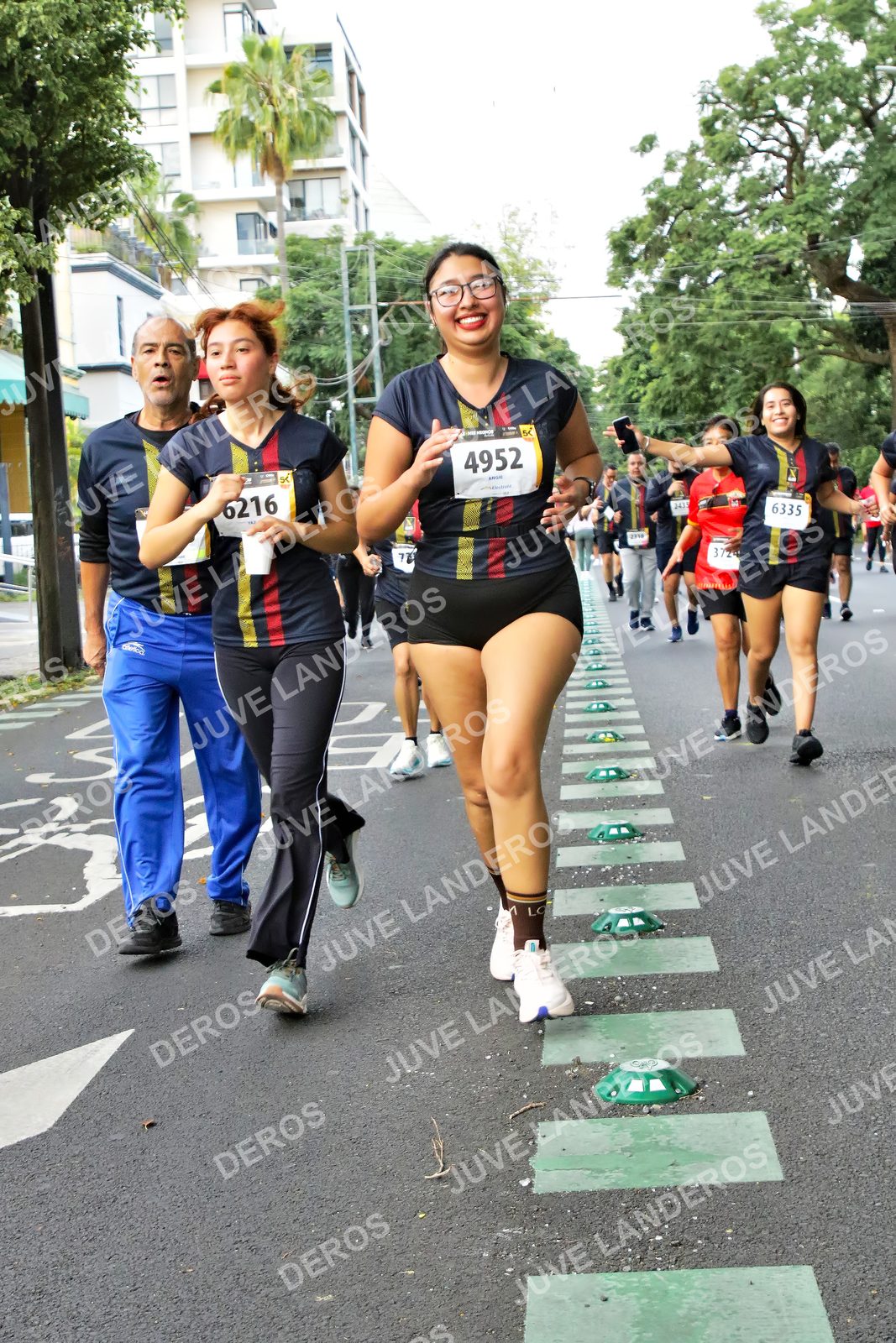 Foto de la X Carrera Leones Negros Red Cola 2026 en Rectoría General de la UdeG, Av. Juárez 976 (meta en Av. Enrique Díaz de León y Pedro Moreno), Guadalajara a las 07:15 · dorsal 4952, 6335, 6216, 243