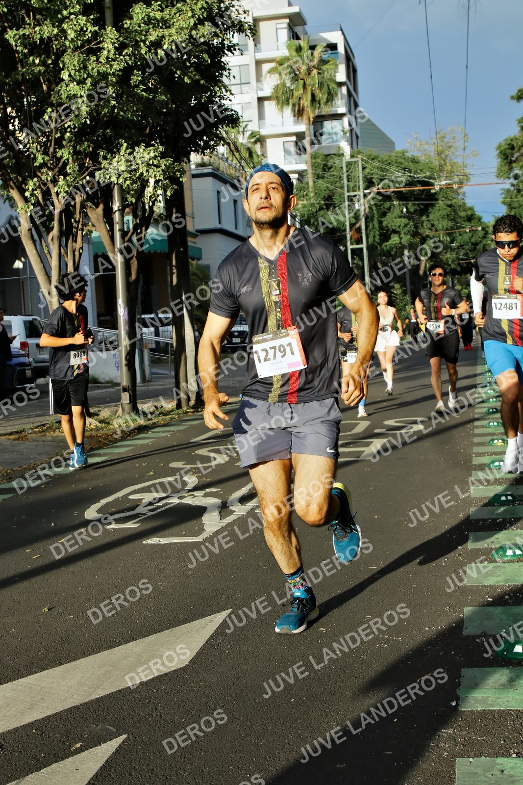 Foto de la X Carrera Leones Negros Red Cola 2026 en Rectoría General de la UdeG, Av. Juárez 976 (meta en Av. Enrique Díaz de León y Pedro Moreno), Guadalajara a las 07:44 · dorsal 12791, 12481, 8068, 103