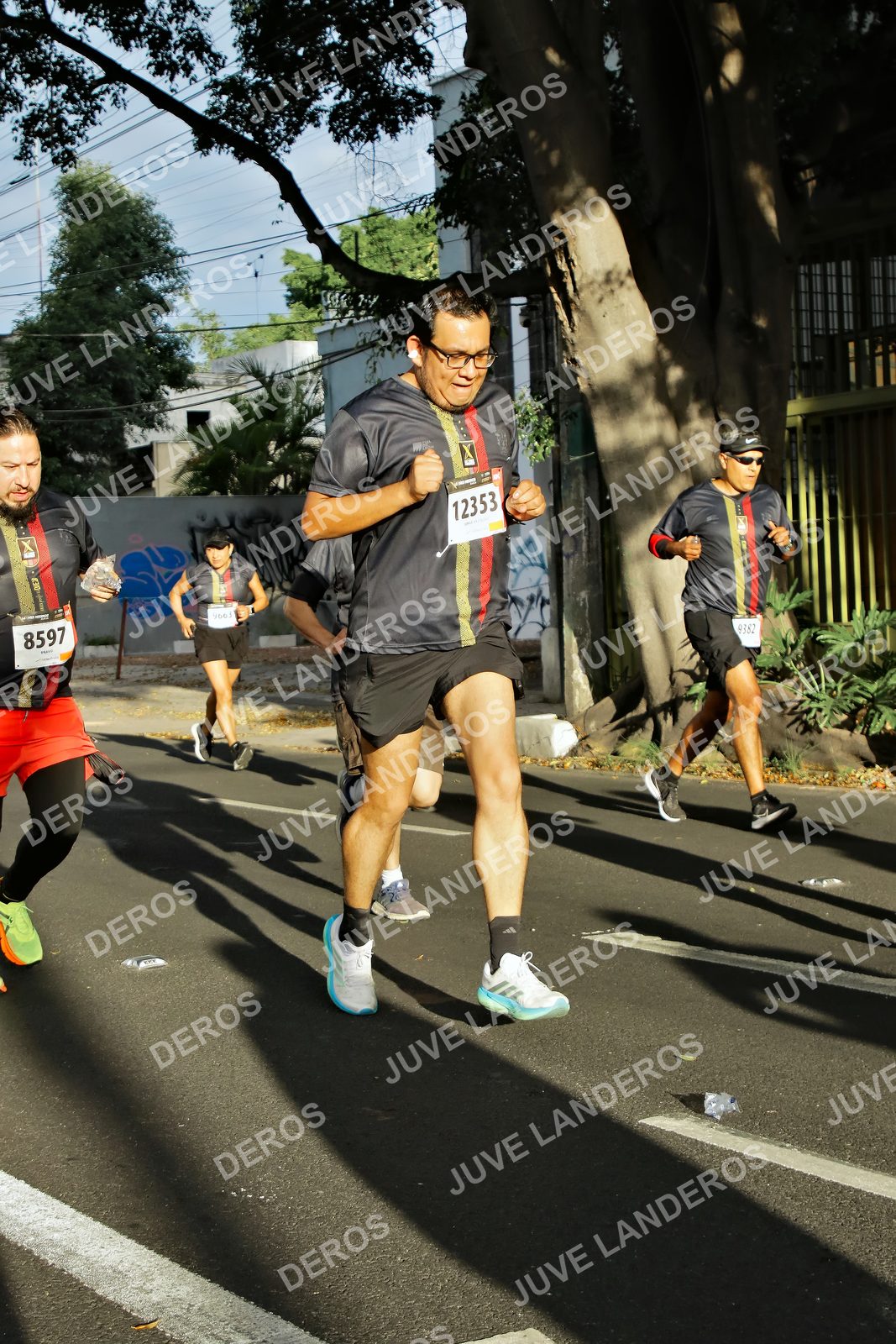 Foto de la X Carrera Leones Negros Red Cola 2026 en Rectoría General de la UdeG, Av. Juárez 976 (meta en Av. Enrique Díaz de León y Pedro Moreno), Guadalajara a las 07:43 · dorsal 12353, 8597, 9382