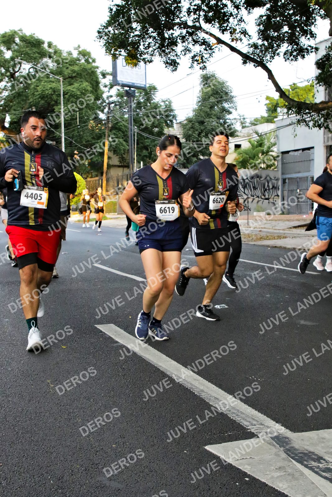 Foto de la X Carrera Leones Negros Red Cola 2026 en Rectoría General de la UdeG, Av. Juárez 976 (meta en Av. Enrique Díaz de León y Pedro Moreno), Guadalajara a las 05:07 · dorsal 6619, 4405, 6620