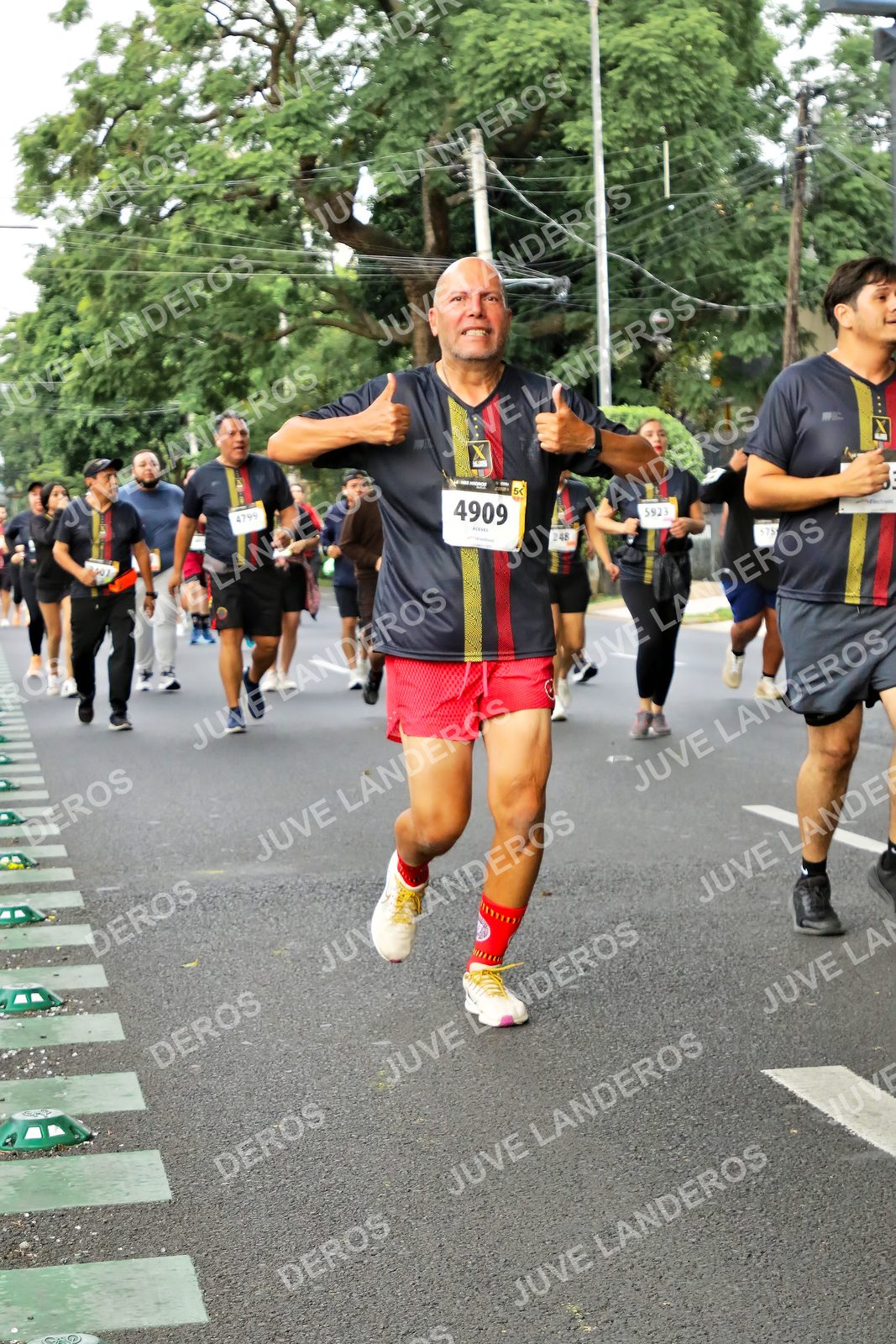 Foto de la X Carrera Leones Negros Red Cola 2026 en Rectoría General de la UdeG, Av. Juárez 976 (meta en Av. Enrique Díaz de León y Pedro Moreno), Guadalajara a las 07:18 · dorsal 4909, 5923, 4799, 248
