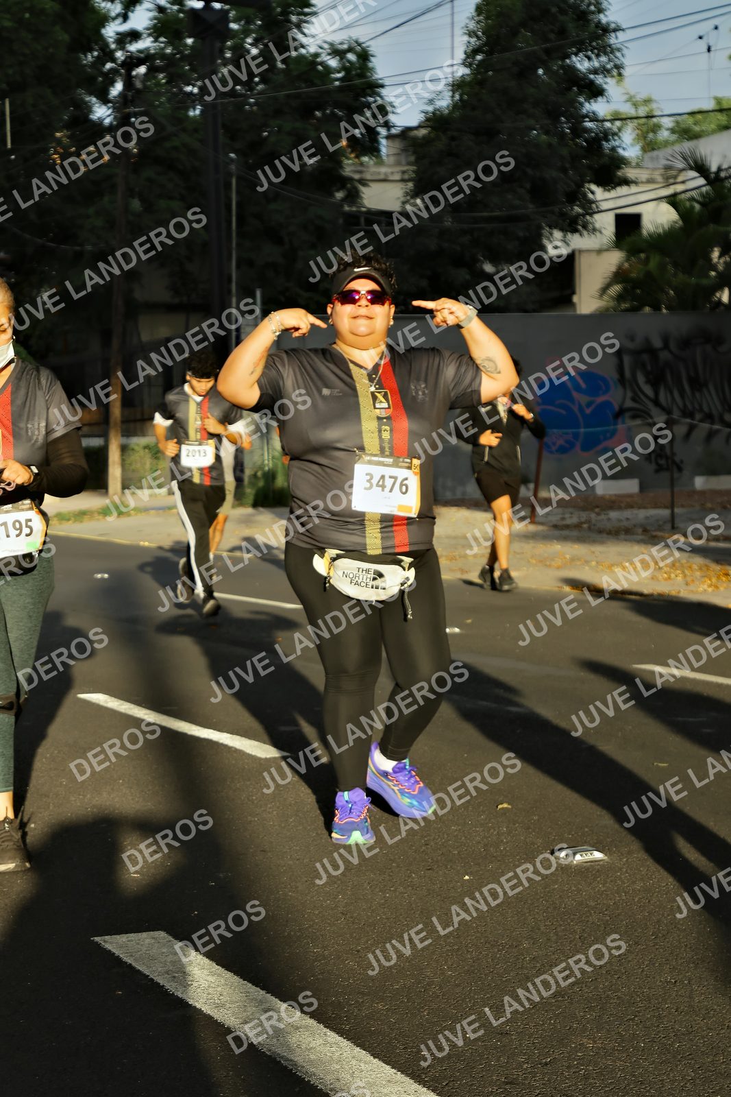 Foto de la X Carrera Leones Negros Red Cola 2026 en Rectoría General de la UdeG, Av. Juárez 976 (meta en Av. Enrique Díaz de León y Pedro Moreno), Guadalajara a las 07:28 · dorsal 2013, 3476, 195