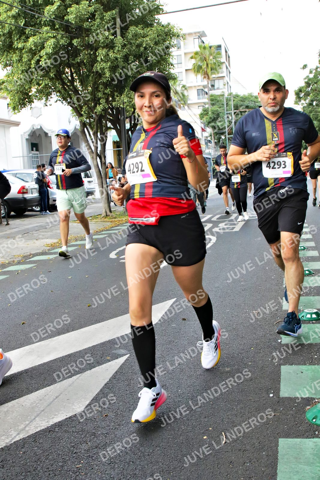 Foto de la X Carrera Leones Negros Red Cola 2026 en Rectoría General de la UdeG, Av. Juárez 976 (meta en Av. Enrique Díaz de León y Pedro Moreno), Guadalajara a las 07:14 · dorsal 4292, 4293, 1890, 667