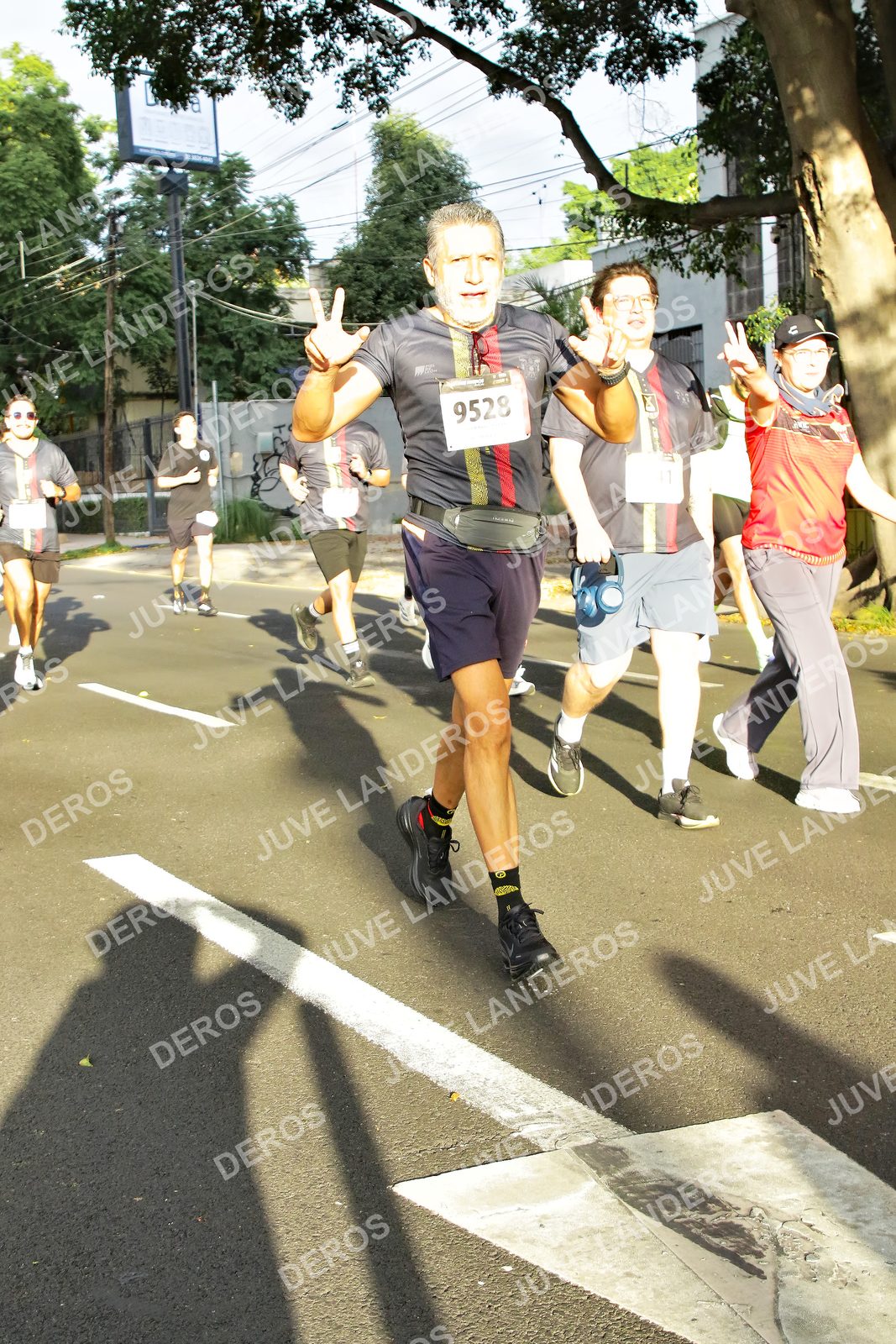 Foto de la X Carrera Leones Negros Red Cola 2026 en Rectoría General de la UdeG, Av. Juárez 976 (meta en Av. Enrique Díaz de León y Pedro Moreno), Guadalajara a las 07:46 · dorsal 9528