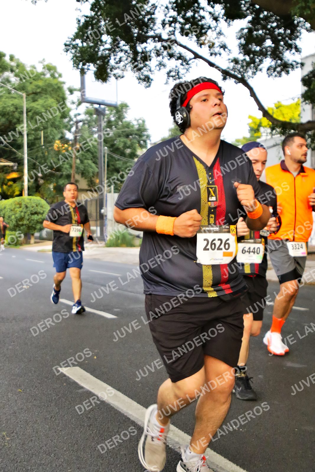 Foto de la X Carrera Leones Negros Red Cola 2026 en Rectoría General de la UdeG, Av. Juárez 976 (meta en Av. Enrique Díaz de León y Pedro Moreno), Guadalajara a las 05:02 · dorsal 2626, 6440, 3324, 7206