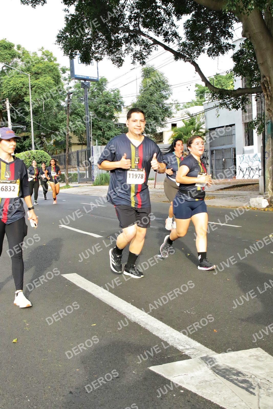 Foto de la X Carrera Leones Negros Red Cola 2026 en Rectoría General de la UdeG, Av. Juárez 976 (meta en Av. Enrique Díaz de León y Pedro Moreno), Guadalajara a las 08:13 · dorsal 6832, 11978