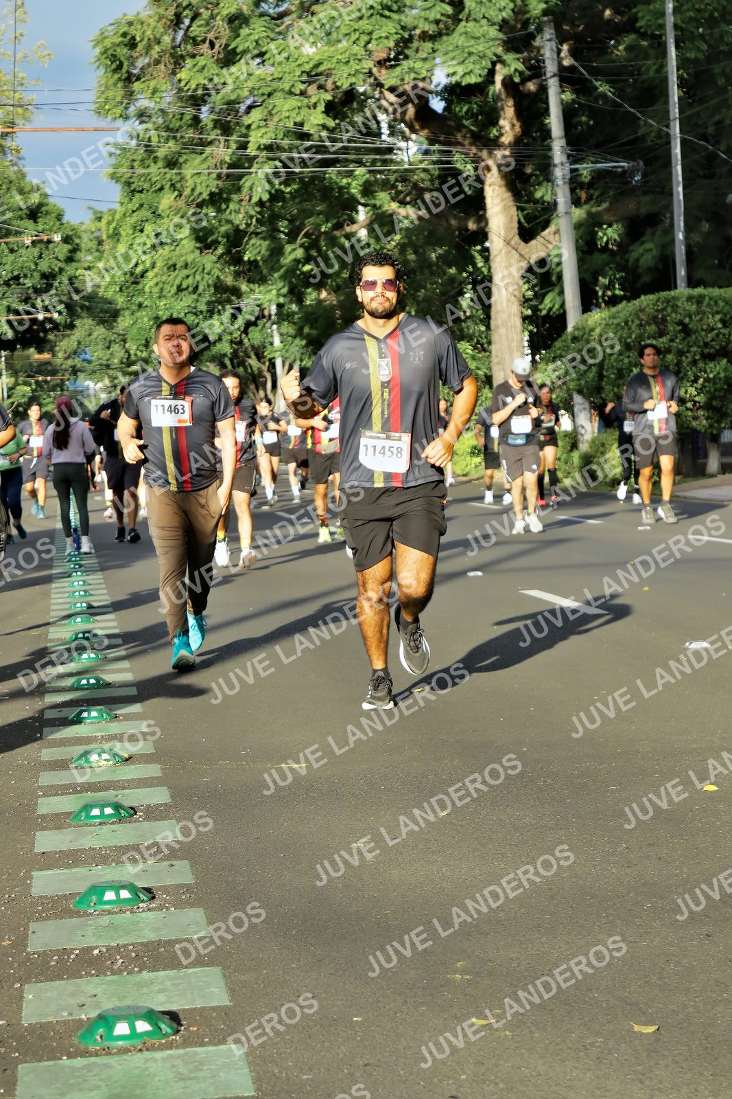 Foto de la X Carrera Leones Negros Red Cola 2026 en Rectoría General de la UdeG, Av. Juárez 976 (meta en Av. Enrique Díaz de León y Pedro Moreno), Guadalajara a las 07:54 · dorsal 11463, 11458