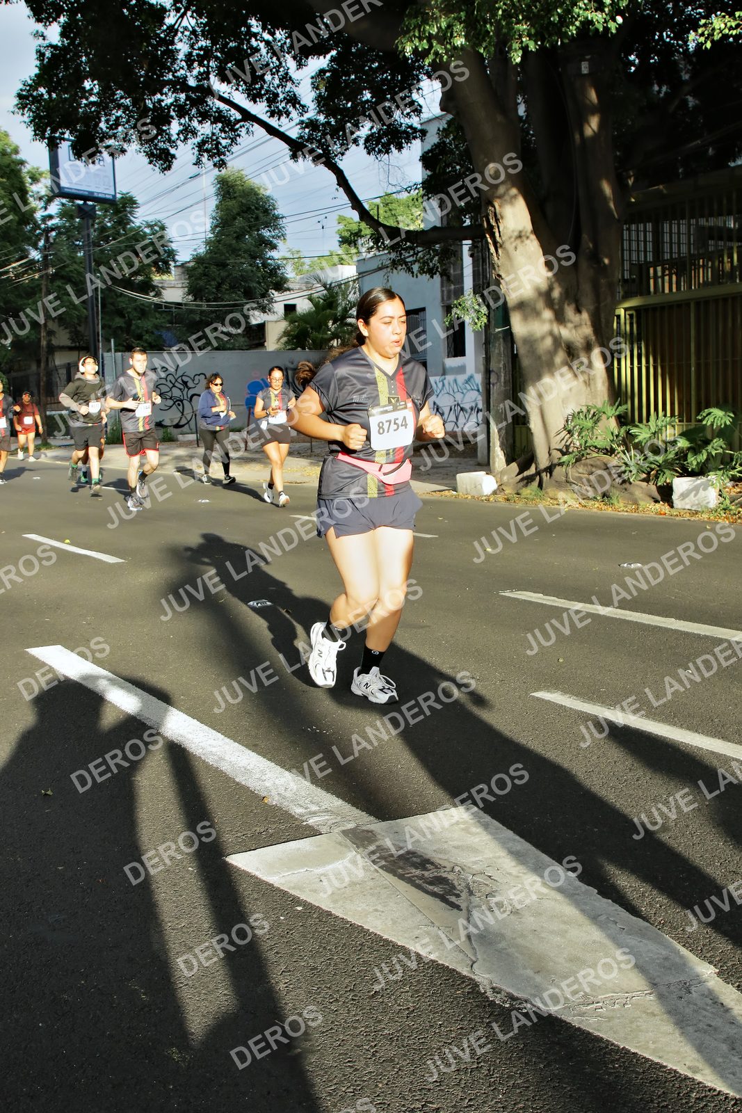 Foto de la X Carrera Leones Negros Red Cola 2026 en Rectoría General de la UdeG, Av. Juárez 976 (meta en Av. Enrique Díaz de León y Pedro Moreno), Guadalajara a las 07:46 · dorsal 8754