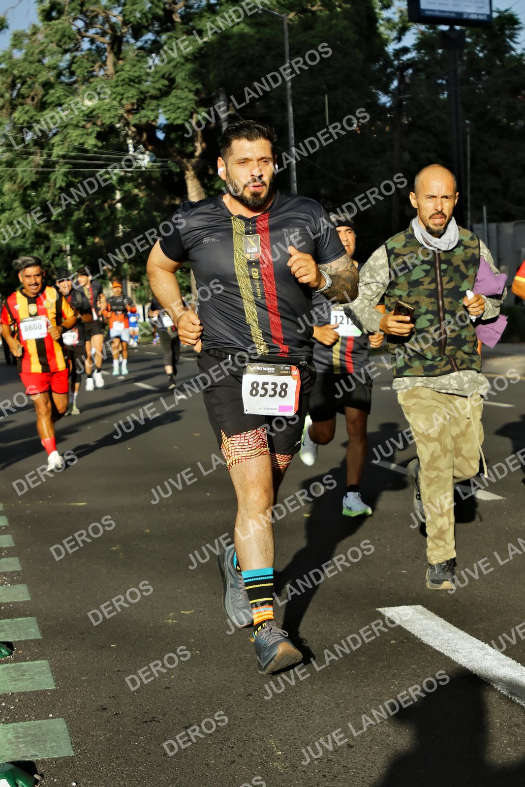 Foto de la X Carrera Leones Negros Red Cola 2026 en Rectoría General de la UdeG, Av. Juárez 976 (meta en Av. Enrique Díaz de León y Pedro Moreno), Guadalajara a las 07:50 · dorsal 8538, 8600, 121