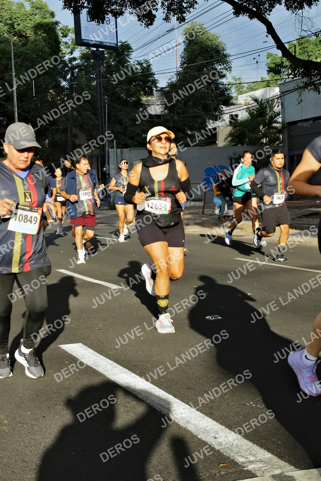 Foto de la X Carrera Leones Negros Red Cola 2026 en Rectoría General de la UdeG, Av. Juárez 976 (meta en Av. Enrique Díaz de León y Pedro Moreno), Guadalajara a las 07:52 · dorsal 10849, 12654, 9058, 11809