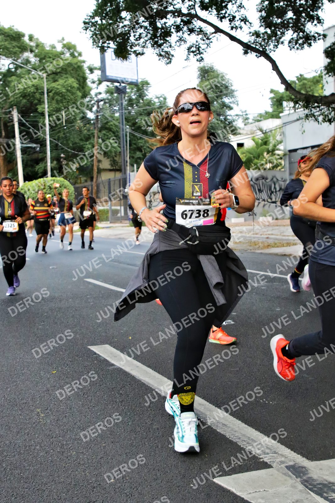 Foto de la X Carrera Leones Negros Red Cola 2026 en Rectoría General de la UdeG, Av. Juárez 976 (meta en Av. Enrique Díaz de León y Pedro Moreno), Guadalajara a las 05:09 · dorsal 6738, 2325