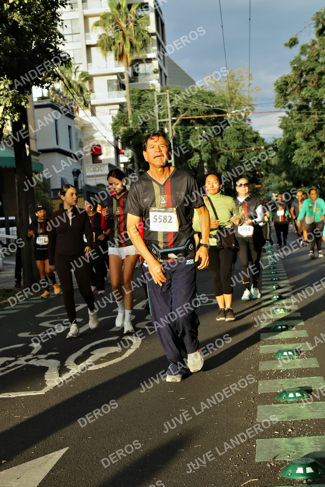 Foto de la X Carrera Leones Negros Red Cola 2026 en Rectoría General de la UdeG, Av. Juárez 976 (meta en Av. Enrique Díaz de León y Pedro Moreno), Guadalajara a las 07:27 · dorsal 5582, 5958, 1913