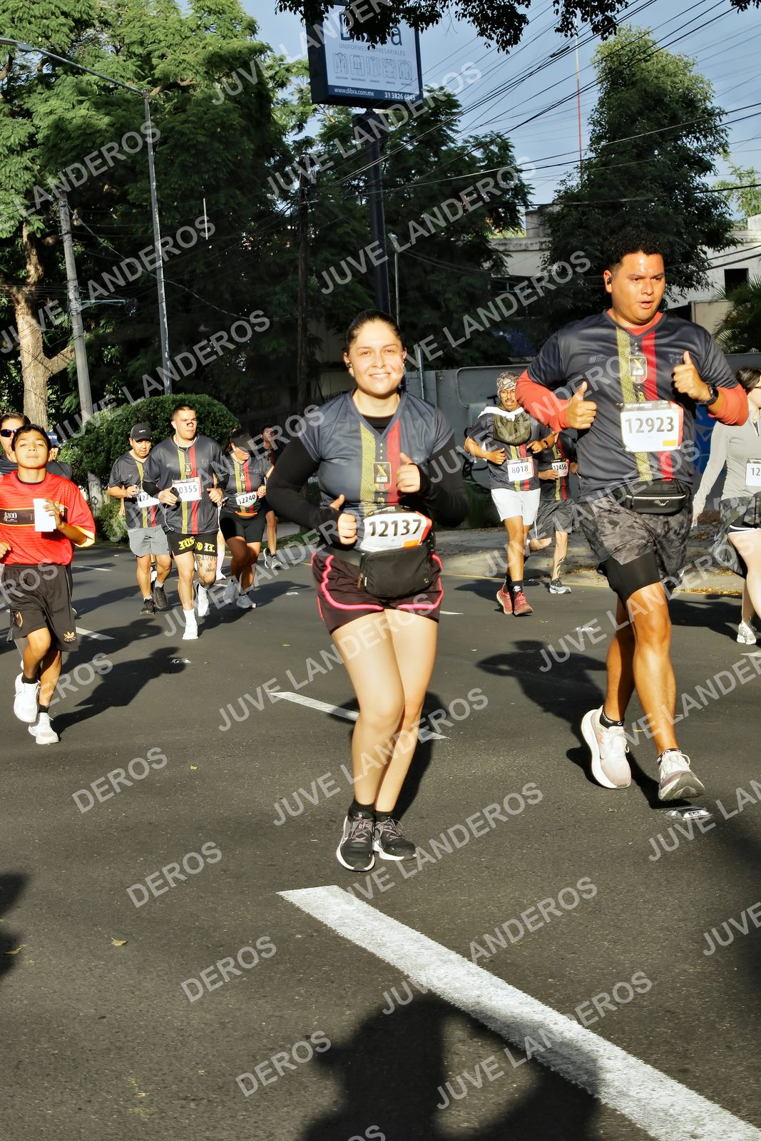 Foto de la X Carrera Leones Negros Red Cola 2026 en Rectoría General de la UdeG, Av. Juárez 976 (meta en Av. Enrique Díaz de León y Pedro Moreno), Guadalajara a las 07:53 · dorsal 12923, 12137, 355, 12240