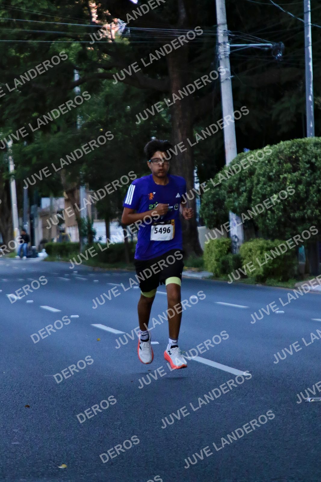 Foto de la X Carrera Leones Negros Red Cola 2026 en Rectoría General de la UdeG, Av. Juárez 976 (meta en Av. Enrique Díaz de León y Pedro Moreno), Guadalajara a las 04:52 · dorsal 5496