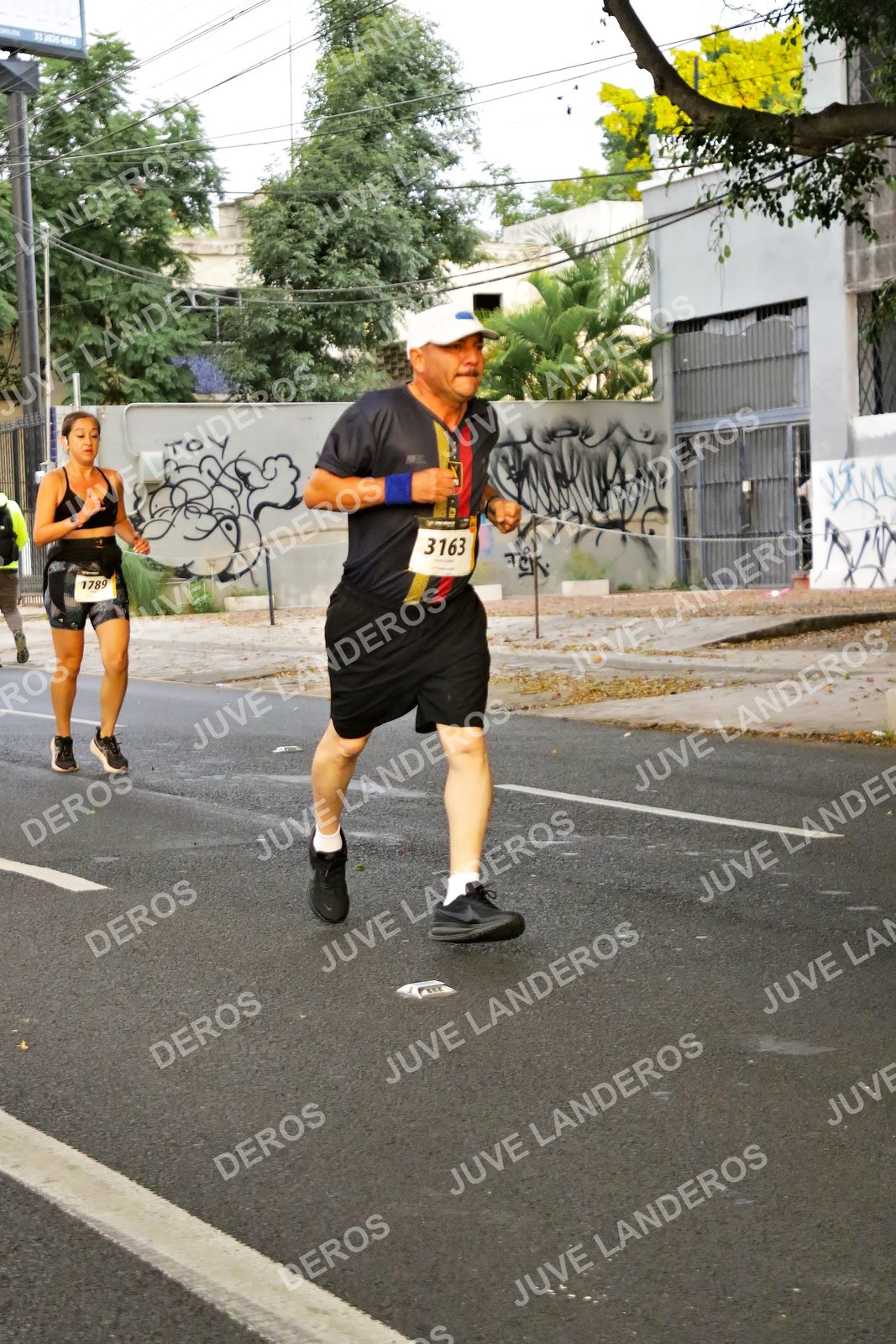 Foto de la X Carrera Leones Negros Red Cola 2026 en Rectoría General de la UdeG, Av. Juárez 976 (meta en Av. Enrique Díaz de León y Pedro Moreno), Guadalajara a las 05:01 · dorsal 3163, 1789