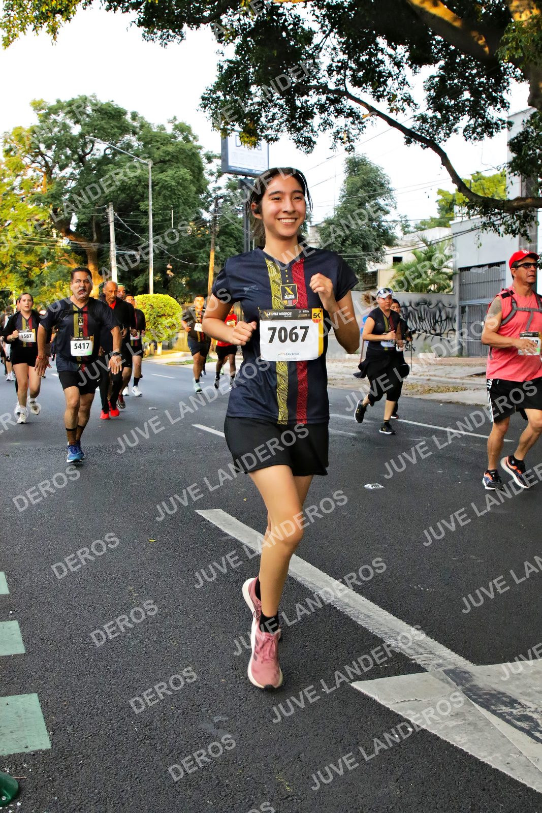 Foto de la X Carrera Leones Negros Red Cola 2026 en Rectoría General de la UdeG, Av. Juárez 976 (meta en Av. Enrique Díaz de León y Pedro Moreno), Guadalajara a las 05:06 · dorsal 7067, 5417