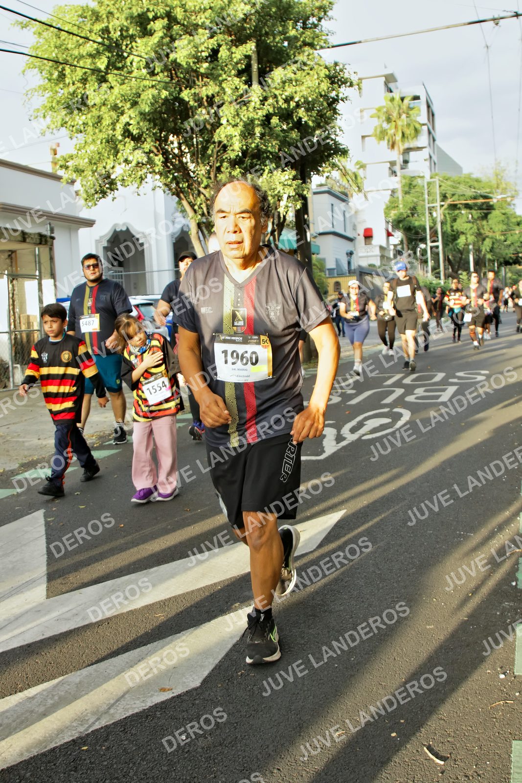 Foto de la X Carrera Leones Negros Red Cola 2026 en Rectoría General de la UdeG, Av. Juárez 976 (meta en Av. Enrique Díaz de León y Pedro Moreno), Guadalajara a las 07:32 · dorsal 1960, 1554, 5487