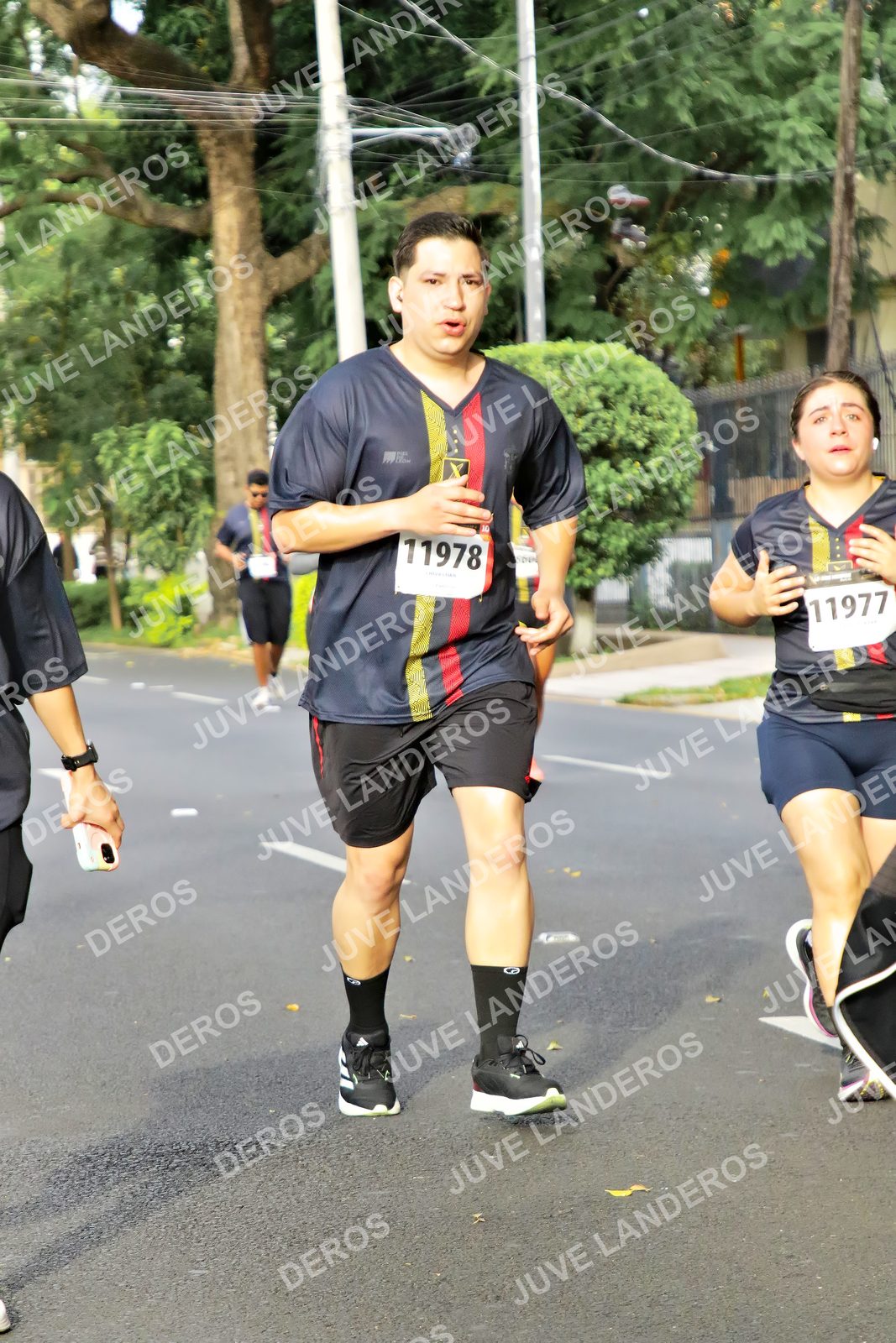 Foto de la X Carrera Leones Negros Red Cola 2026 en Rectoría General de la UdeG, Av. Juárez 976 (meta en Av. Enrique Díaz de León y Pedro Moreno), Guadalajara a las 08:13 · dorsal 11978, 11977