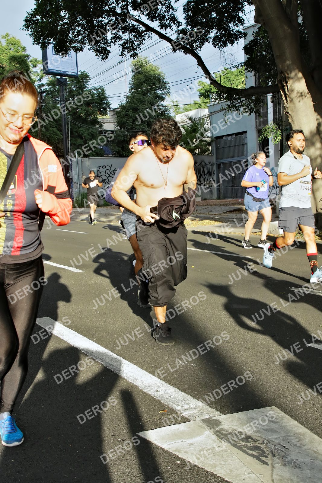 Foto de la X Carrera Leones Negros Red Cola 2026 en Rectoría General de la UdeG, Av. Juárez 976 (meta en Av. Enrique Díaz de León y Pedro Moreno), Guadalajara a las 07:51 · dorsal 11448