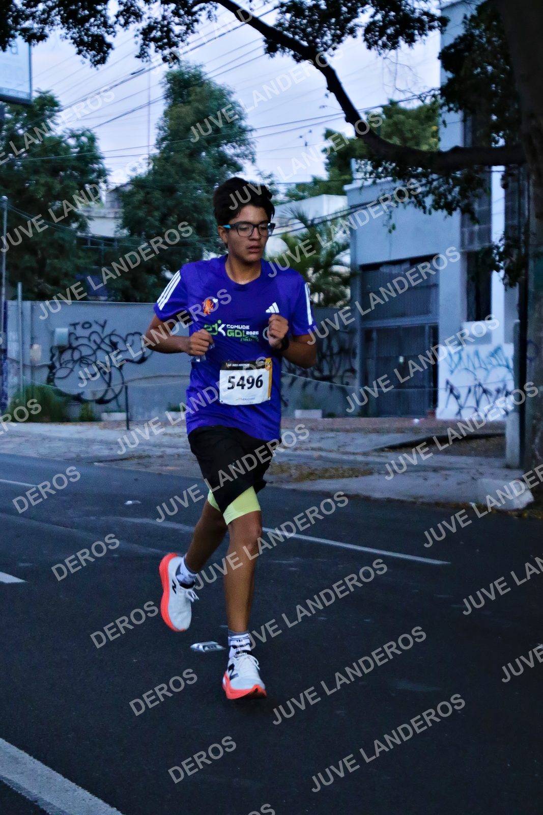 Foto de la X Carrera Leones Negros Red Cola 2026 en Rectoría General de la UdeG, Av. Juárez 976 (meta en Av. Enrique Díaz de León y Pedro Moreno), Guadalajara a las 04:52 · dorsal 5496