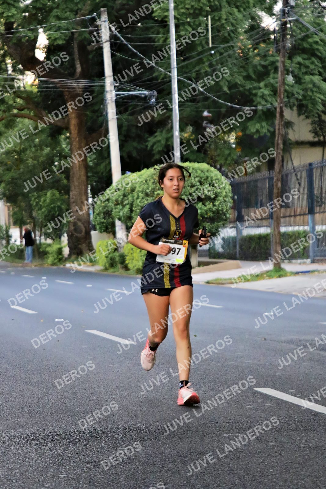 Foto de la X Carrera Leones Negros Red Cola 2026 en Rectoría General de la UdeG, Av. Juárez 976 (meta en Av. Enrique Díaz de León y Pedro Moreno), Guadalajara a las 04:57 · dorsal 97