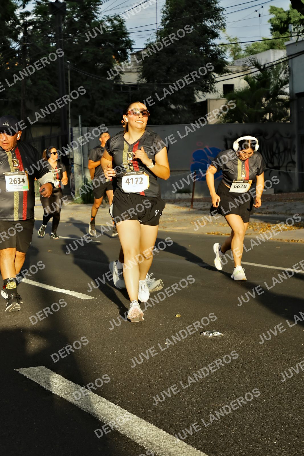 Foto de la X Carrera Leones Negros Red Cola 2026 en Rectoría General de la UdeG, Av. Juárez 976 (meta en Av. Enrique Díaz de León y Pedro Moreno), Guadalajara a las 07:27 · dorsal 2634, 4172, 6670