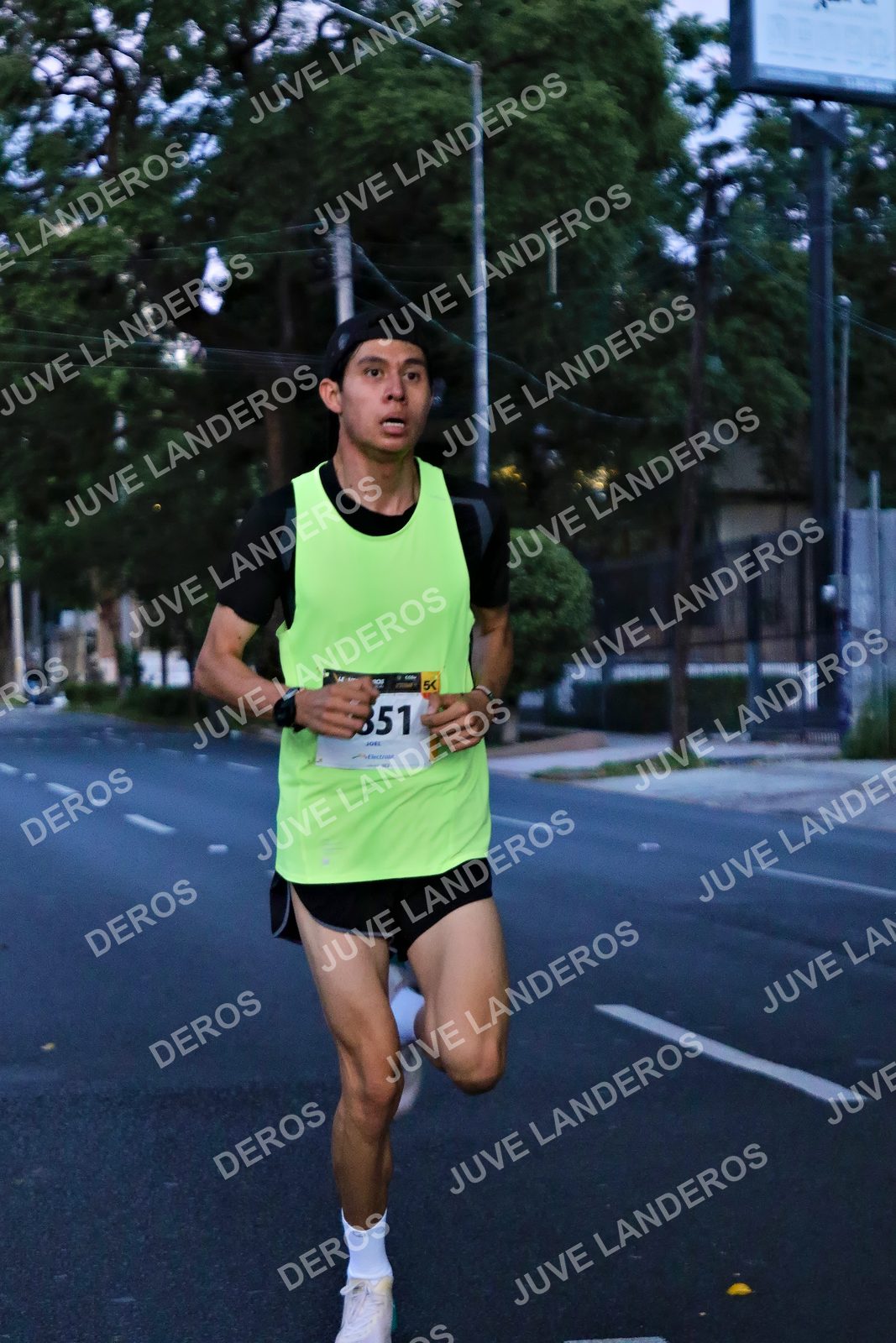 Foto de la X Carrera Leones Negros Red Cola 2026 en Rectoría General de la UdeG, Av. Juárez 976 (meta en Av. Enrique Díaz de León y Pedro Moreno), Guadalajara a las 04:49 · dorsal 851