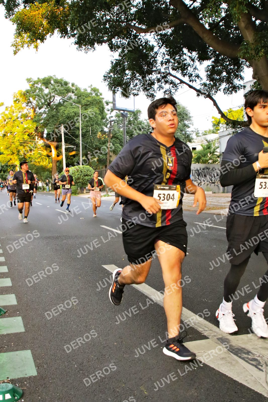 Foto de la X Carrera Leones Negros Red Cola 2026 en Rectoría General de la UdeG, Av. Juárez 976 (meta en Av. Enrique Díaz de León y Pedro Moreno), Guadalajara a las 05:01 · dorsal 5304
