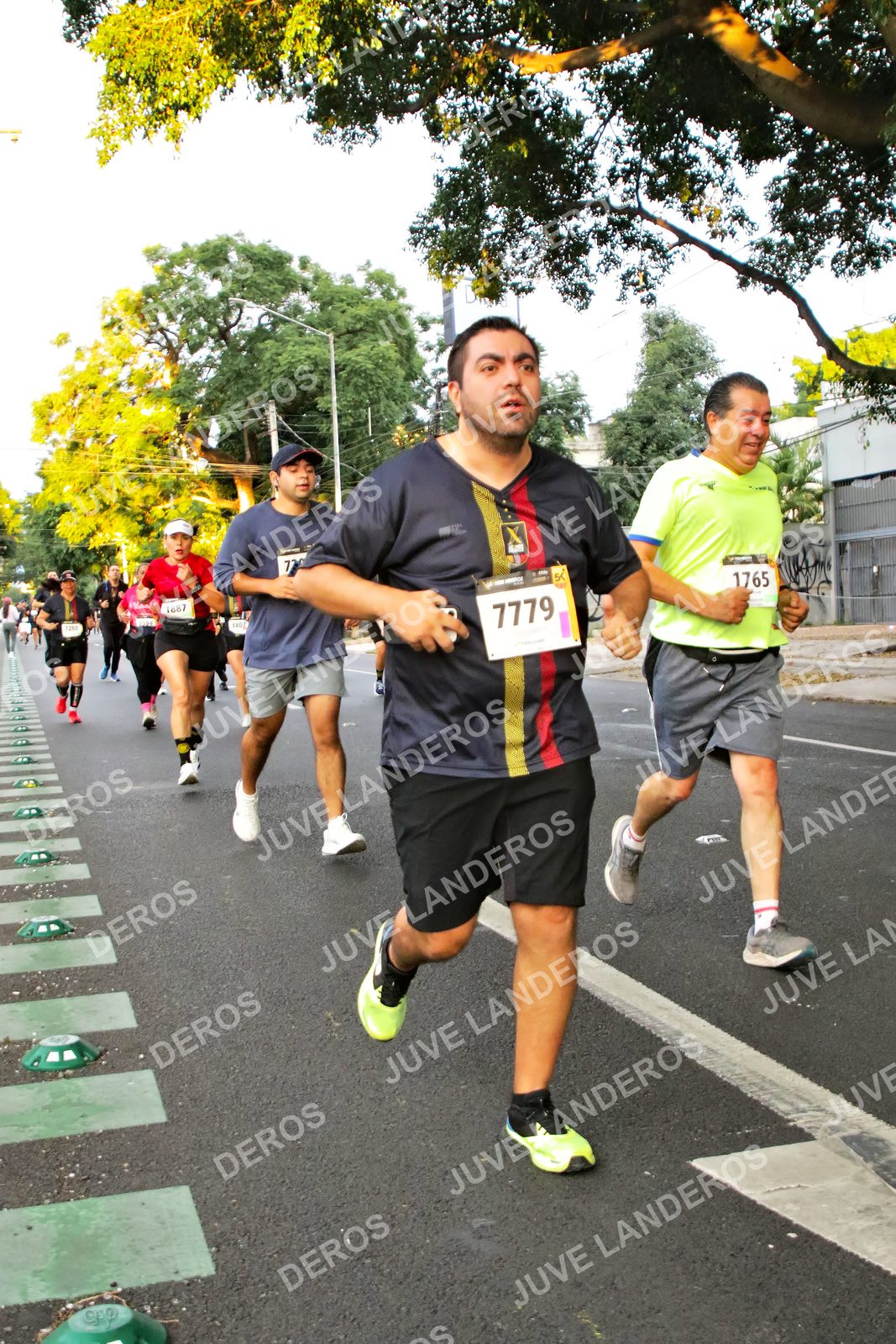 Foto de la X Carrera Leones Negros Red Cola 2026 en Rectoría General de la UdeG, Av. Juárez 976 (meta en Av. Enrique Díaz de León y Pedro Moreno), Guadalajara a las 05:03 · dorsal 7779, 1765, 1887