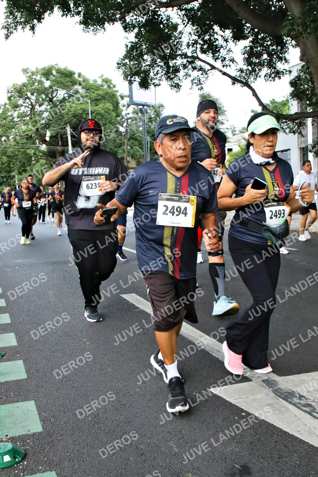 Foto de la X Carrera Leones Negros Red Cola 2026 en Rectoría General de la UdeG, Av. Juárez 976 (meta en Av. Enrique Díaz de León y Pedro Moreno), Guadalajara a las 05:12 · dorsal 2494, 2493, 48