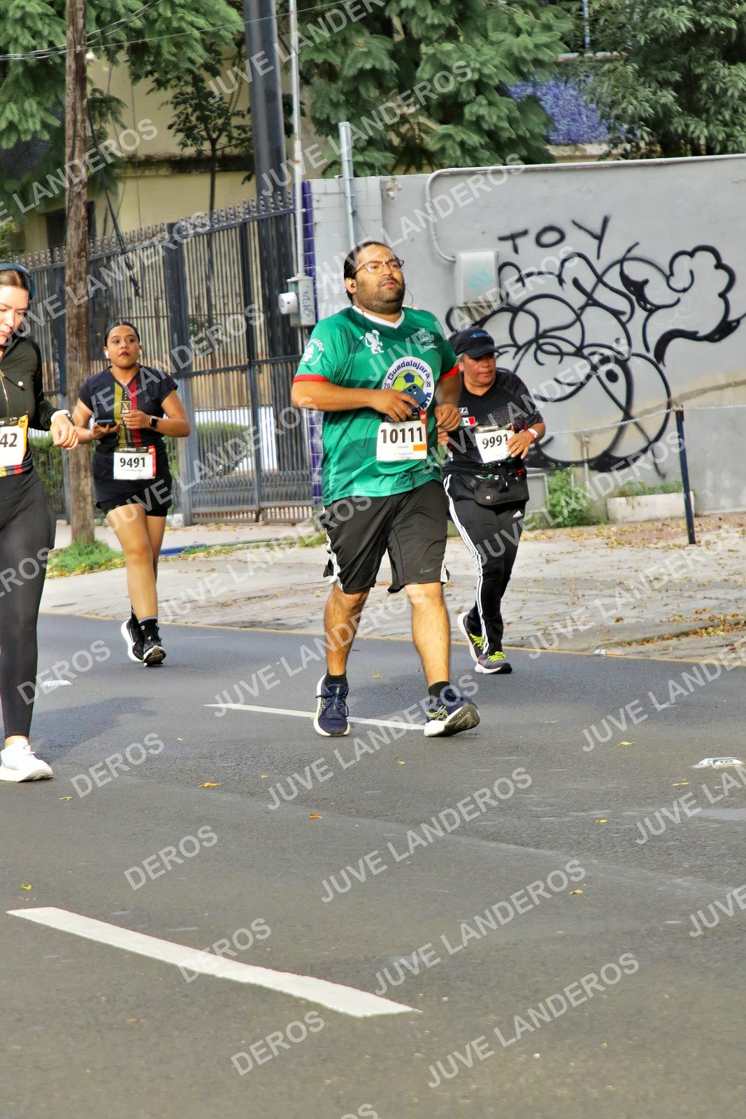 Foto de la X Carrera Leones Negros Red Cola 2026 en Rectoría General de la UdeG, Av. Juárez 976 (meta en Av. Enrique Díaz de León y Pedro Moreno), Guadalajara a las 08:12 · dorsal 9491, 42, 10111, 9991