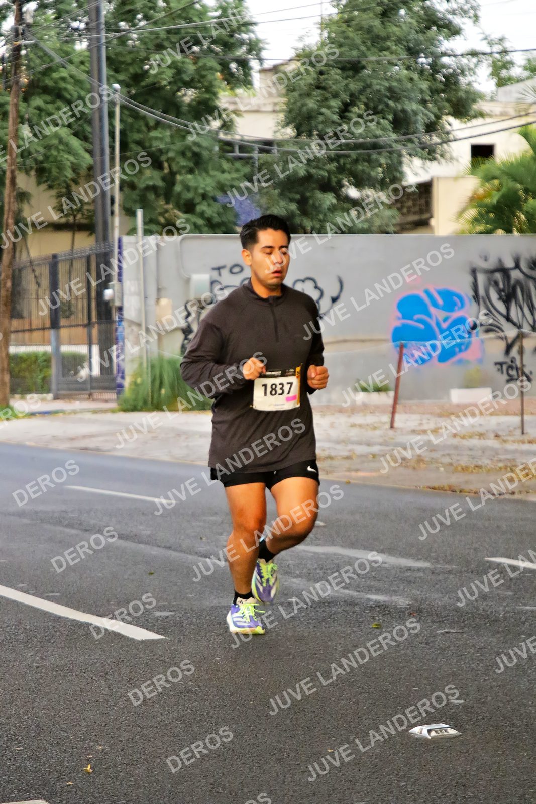 Foto de la X Carrera Leones Negros Red Cola 2026 en Rectoría General de la UdeG, Av. Juárez 976 (meta en Av. Enrique Díaz de León y Pedro Moreno), Guadalajara a las 04:59 · dorsal 1837