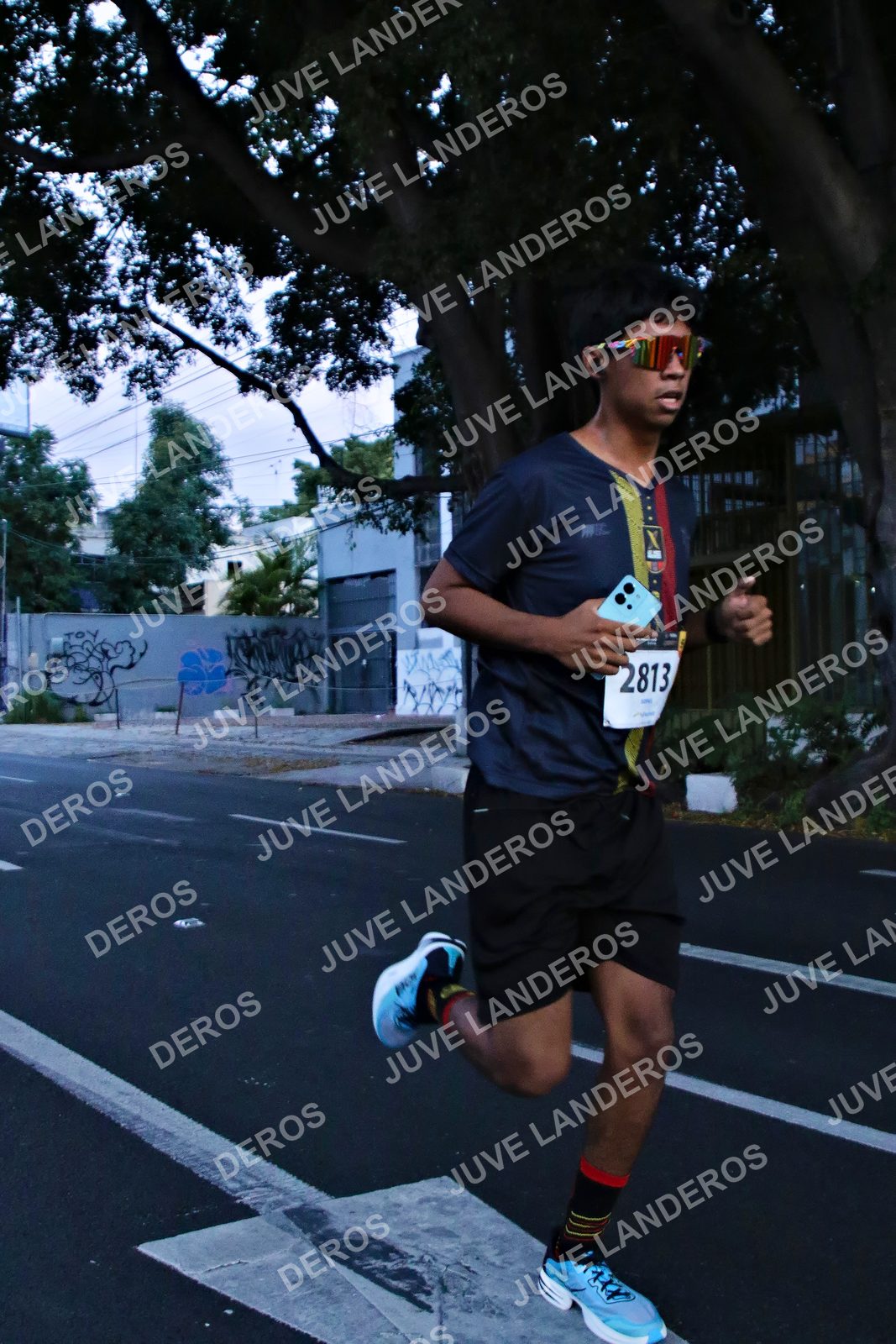 Foto de la X Carrera Leones Negros Red Cola 2026 en Rectoría General de la UdeG, Av. Juárez 976 (meta en Av. Enrique Díaz de León y Pedro Moreno), Guadalajara a las 04:51 · dorsal 2813