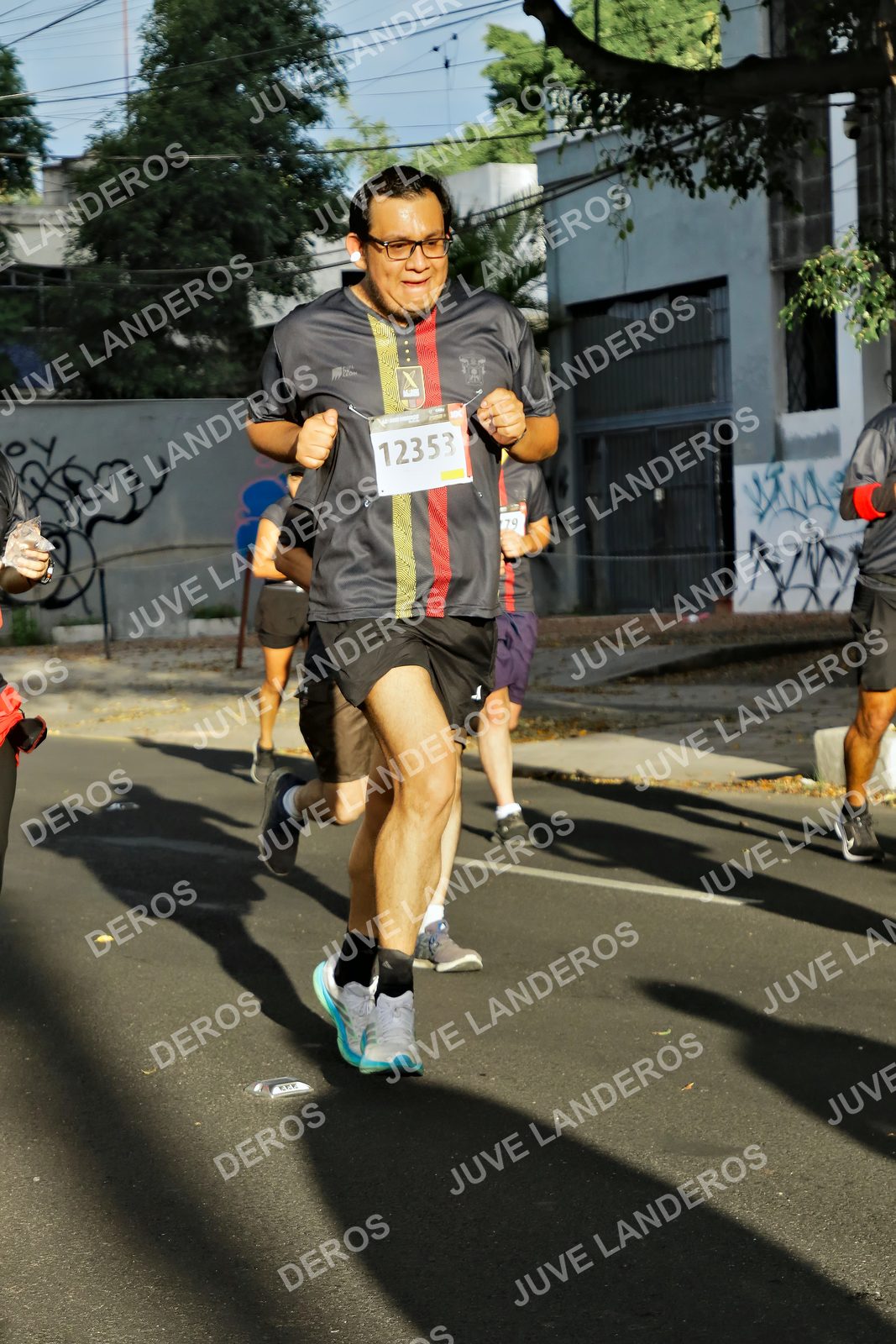 Foto de la X Carrera Leones Negros Red Cola 2026 en Rectoría General de la UdeG, Av. Juárez 976 (meta en Av. Enrique Díaz de León y Pedro Moreno), Guadalajara a las 07:43 · dorsal 12353, 79