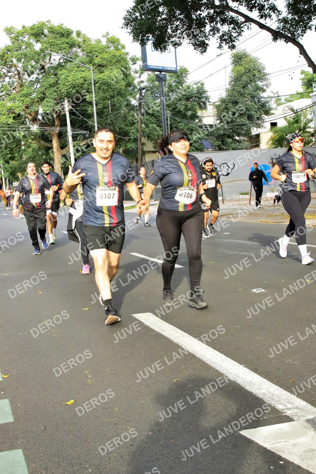 Foto de la X Carrera Leones Negros Red Cola 2026 en Rectoría General de la UdeG, Av. Juárez 976 (meta en Av. Enrique Díaz de León y Pedro Moreno), Guadalajara a las 08:05 · dorsal 8107, 10017, 11001
