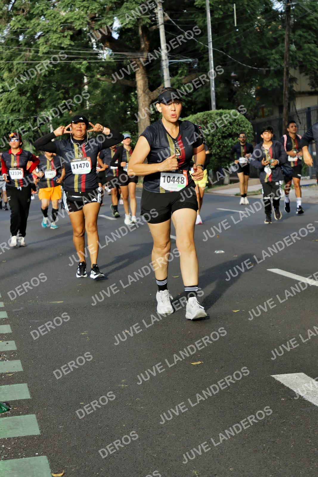Foto de la X Carrera Leones Negros Red Cola 2026 en Rectoría General de la UdeG, Av. Juárez 976 (meta en Av. Enrique Díaz de León y Pedro Moreno), Guadalajara a las 08:03 · dorsal 10448, 11470, 11601, 12336