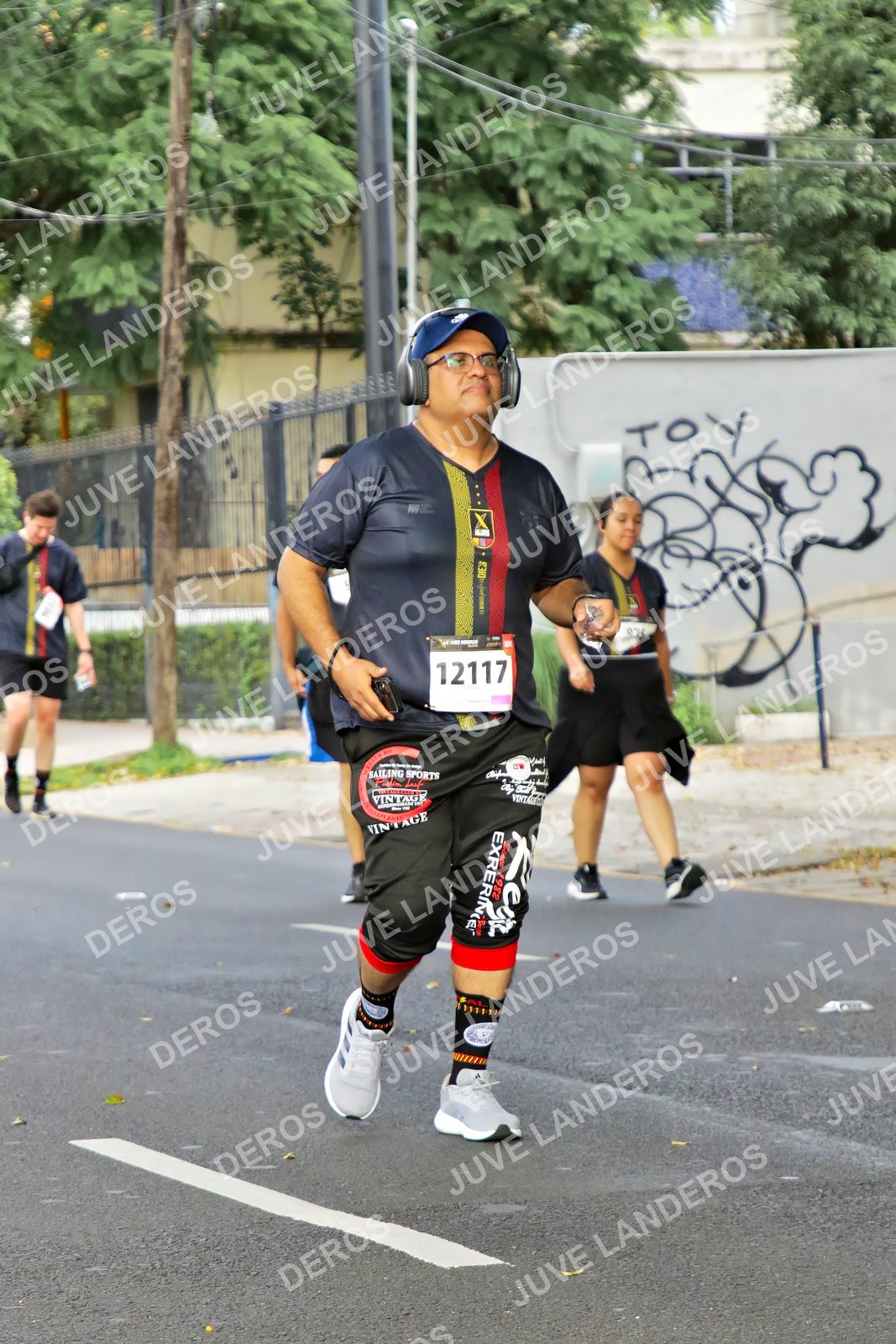 Foto de la X Carrera Leones Negros Red Cola 2026 en Rectoría General de la UdeG, Av. Juárez 976 (meta en Av. Enrique Díaz de León y Pedro Moreno), Guadalajara a las 08:20 · dorsal 12117, 1982