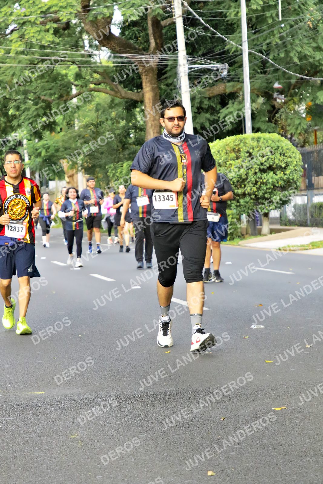 Foto de la X Carrera Leones Negros Red Cola 2026 en Rectoría General de la UdeG, Av. Juárez 976 (meta en Av. Enrique Díaz de León y Pedro Moreno), Guadalajara a las 08:14 · dorsal 13345, 12837
