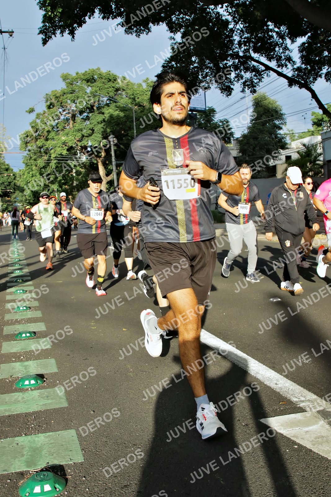 Foto de la X Carrera Leones Negros Red Cola 2026 en Rectoría General de la UdeG, Av. Juárez 976 (meta en Av. Enrique Díaz de León y Pedro Moreno), Guadalajara a las 07:52 · dorsal 11550, 2041, 9893