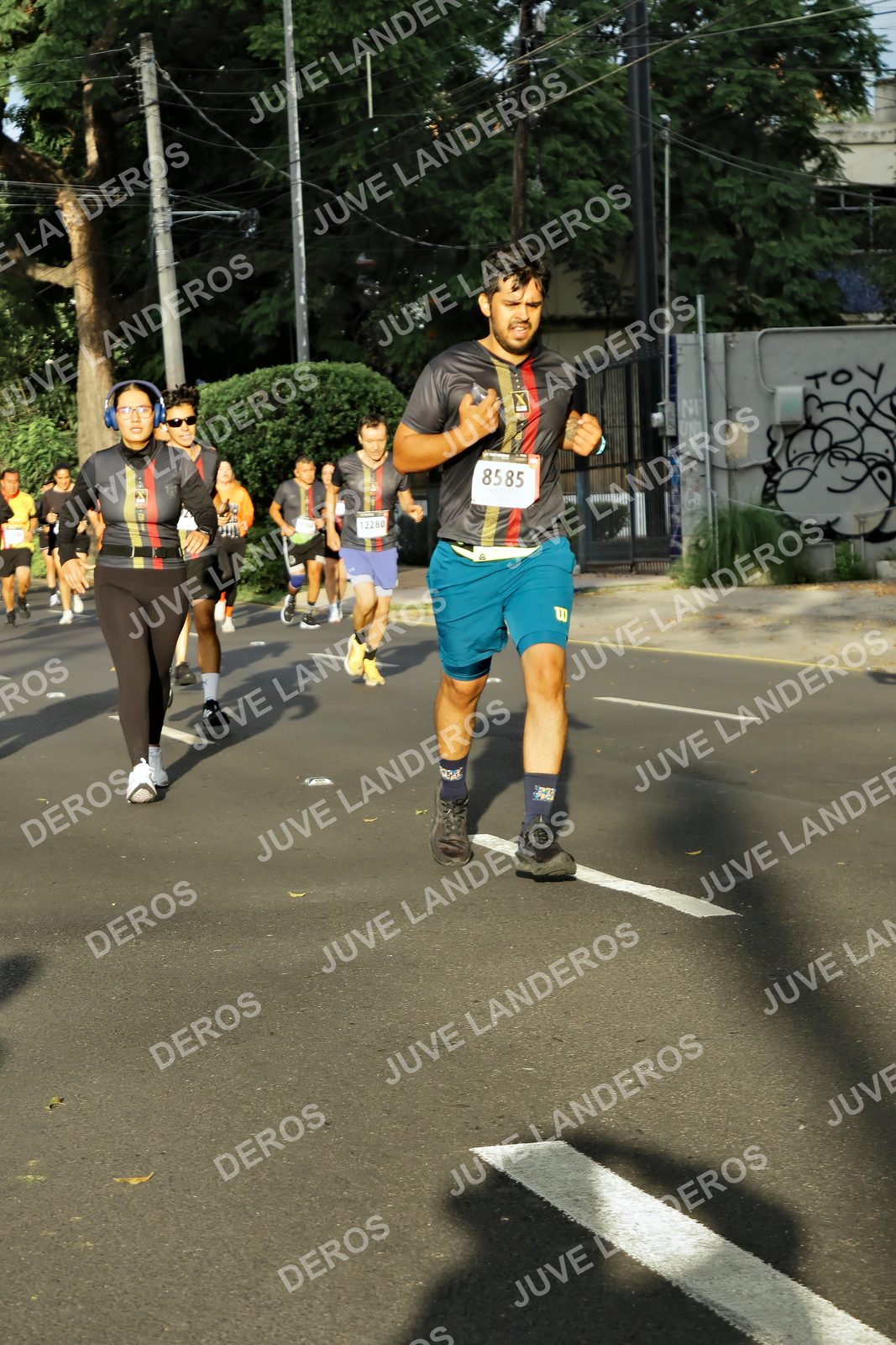 Foto de la X Carrera Leones Negros Red Cola 2026 en Rectoría General de la UdeG, Av. Juárez 976 (meta en Av. Enrique Díaz de León y Pedro Moreno), Guadalajara a las 07:39 · dorsal 8585, 12280