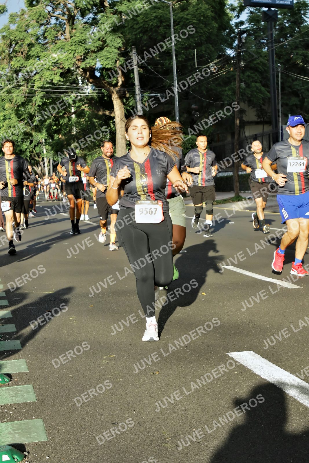 Foto de la X Carrera Leones Negros Red Cola 2026 en Rectoría General de la UdeG, Av. Juárez 976 (meta en Av. Enrique Díaz de León y Pedro Moreno), Guadalajara a las 07:47 · dorsal 9567, 12264, 13136