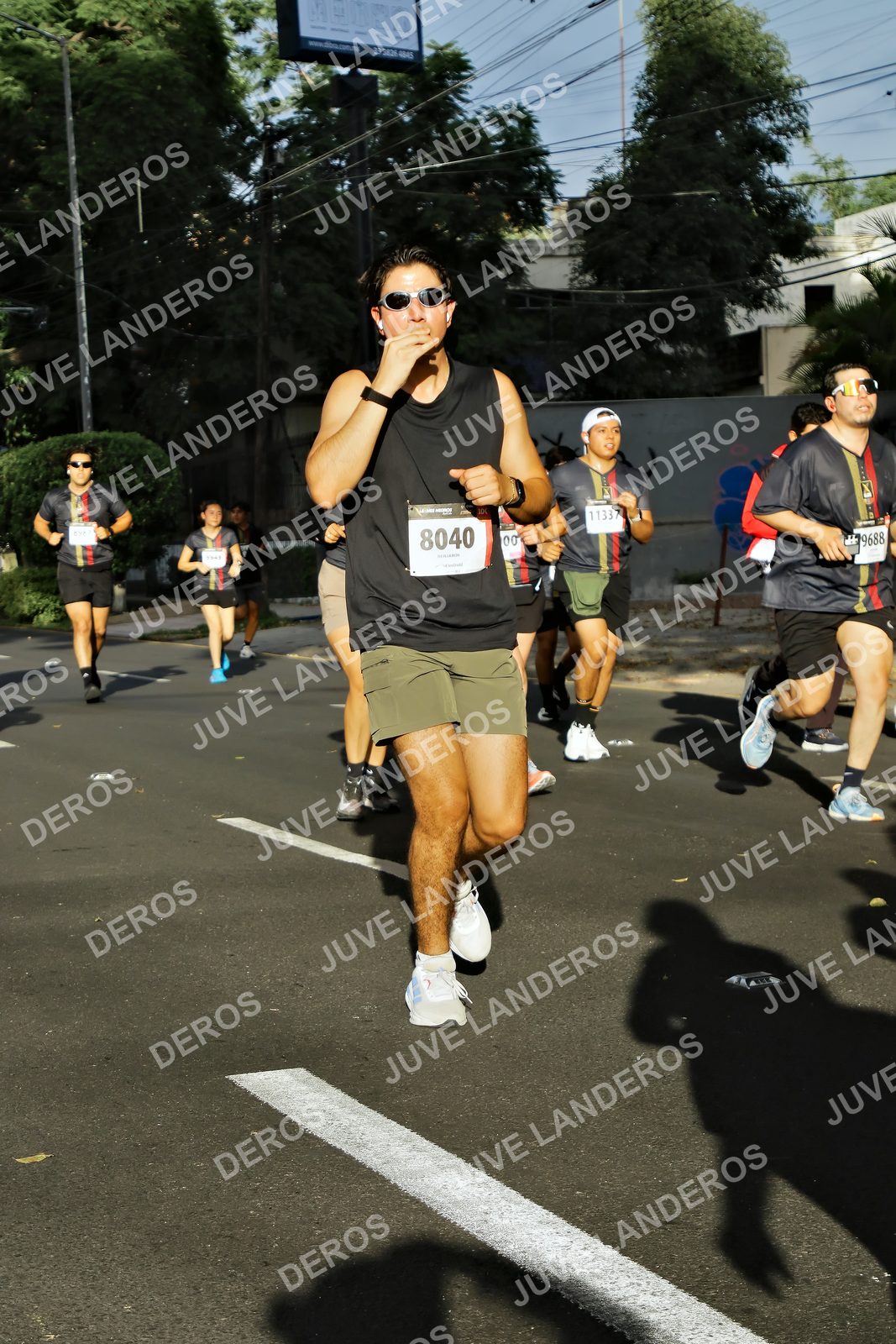 Foto de la X Carrera Leones Negros Red Cola 2026 en Rectoría General de la UdeG, Av. Juárez 976 (meta en Av. Enrique Díaz de León y Pedro Moreno), Guadalajara a las 07:55 · dorsal 8040, 11337, 9688