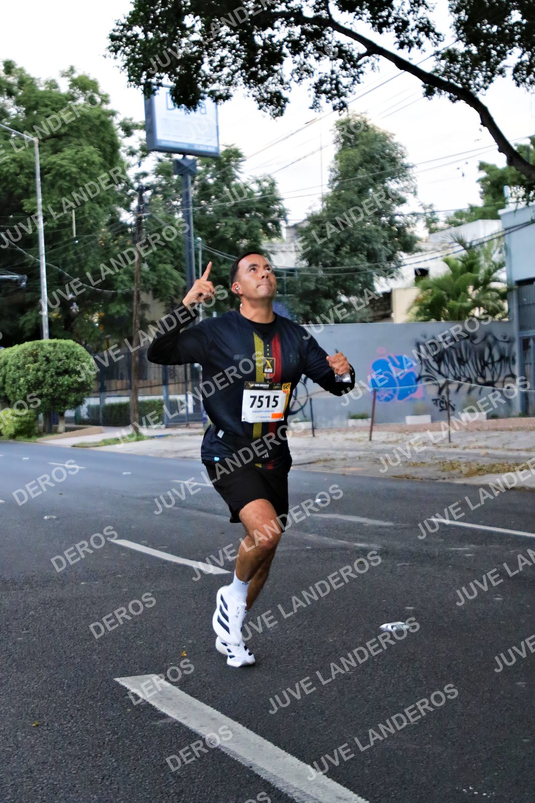 Foto de la X Carrera Leones Negros Red Cola 2026 en Rectoría General de la UdeG, Av. Juárez 976 (meta en Av. Enrique Díaz de León y Pedro Moreno), Guadalajara a las 04:56 · dorsal 7515
