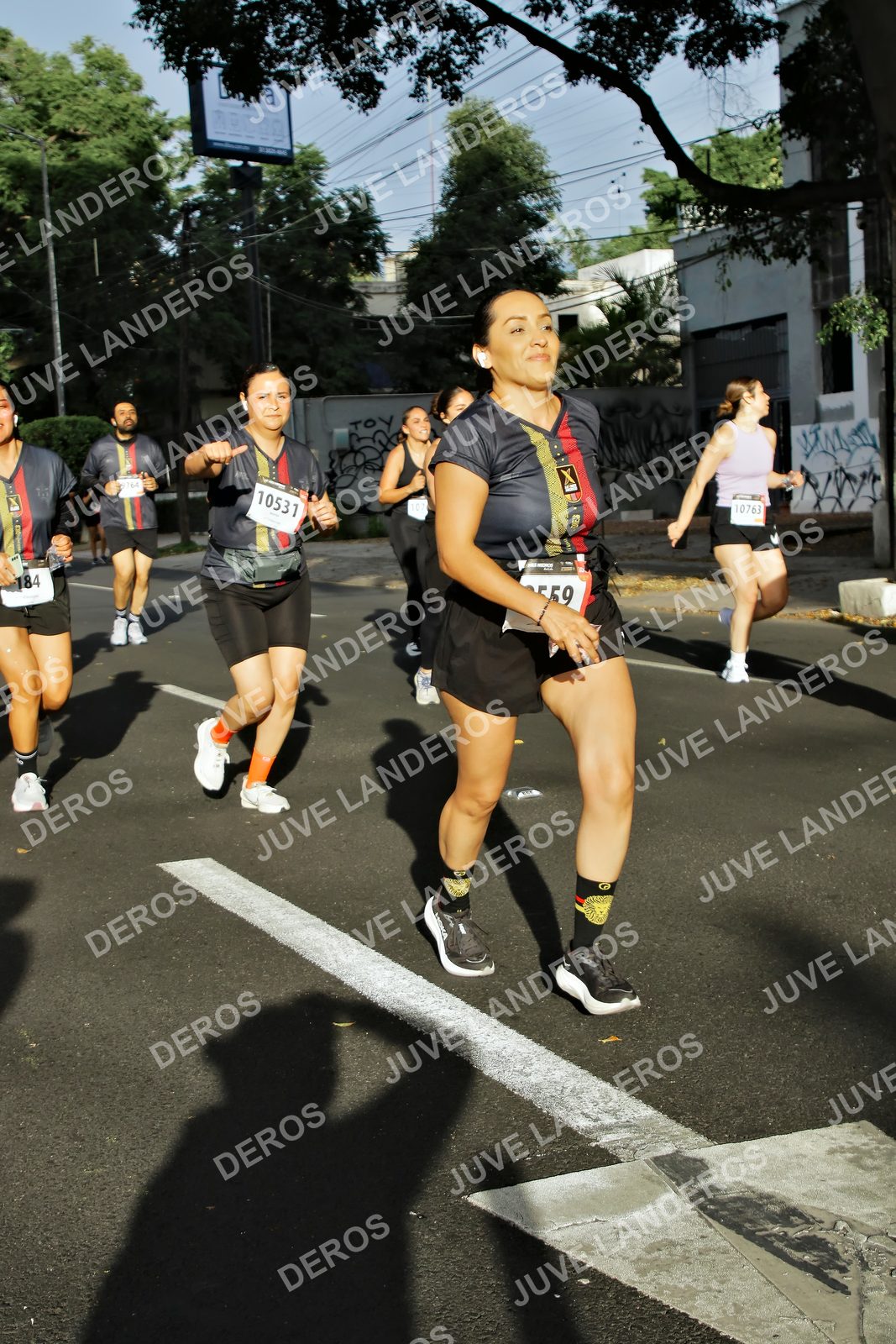 Foto de la X Carrera Leones Negros Red Cola 2026 en Rectoría General de la UdeG, Av. Juárez 976 (meta en Av. Enrique Díaz de León y Pedro Moreno), Guadalajara a las 07:59 · dorsal 10531, 10763, 184