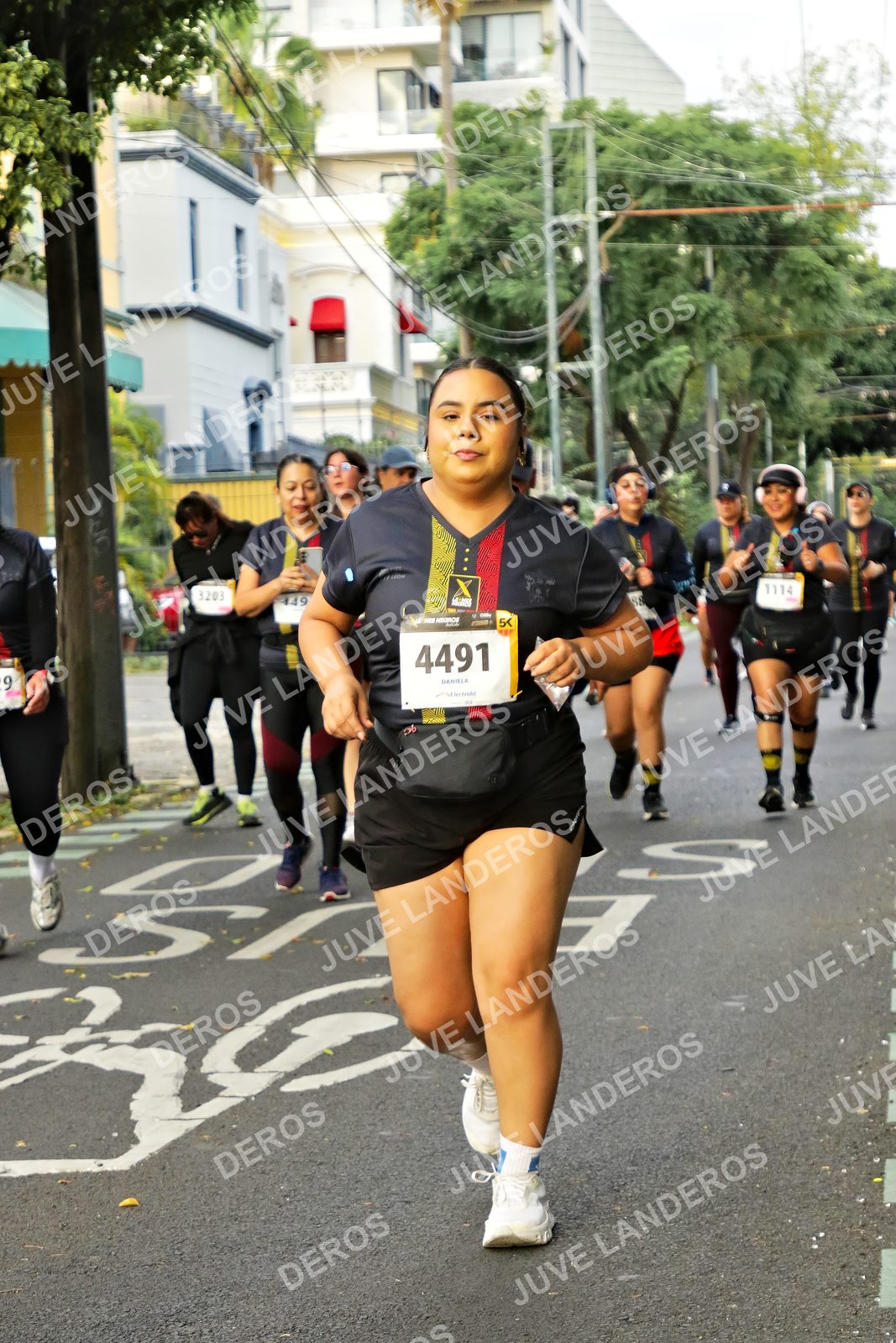 Foto de la X Carrera Leones Negros Red Cola 2026 en Rectoría General de la UdeG, Av. Juárez 976 (meta en Av. Enrique Díaz de León y Pedro Moreno), Guadalajara a las 07:20 · dorsal 4491, 1114, 3203