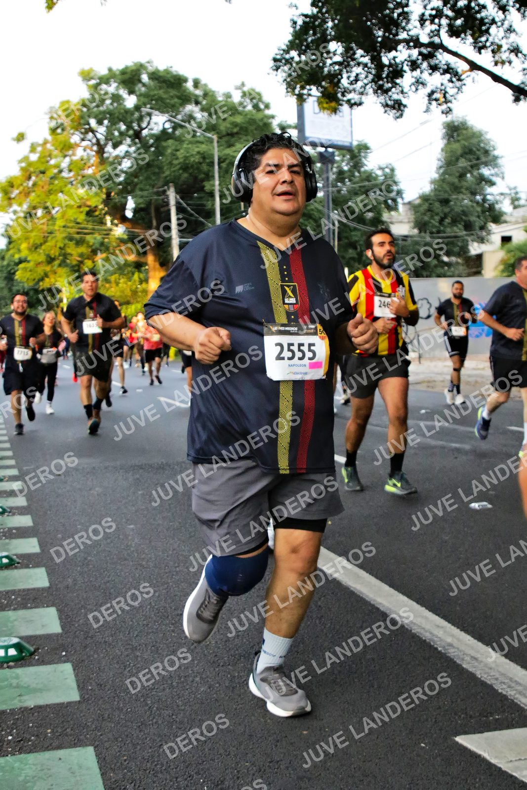 Foto de la X Carrera Leones Negros Red Cola 2026 en Rectoría General de la UdeG, Av. Juárez 976 (meta en Av. Enrique Díaz de León y Pedro Moreno), Guadalajara a las 05:06 · dorsal 2555, 246, 50, 163
