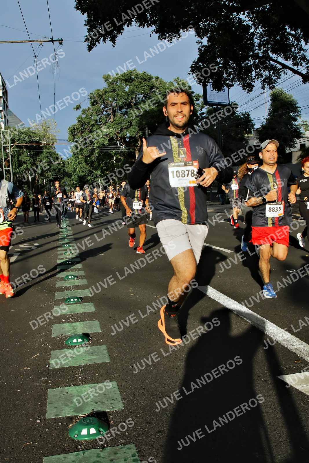 Foto de la X Carrera Leones Negros Red Cola 2026 en Rectoría General de la UdeG, Av. Juárez 976 (meta en Av. Enrique Díaz de León y Pedro Moreno), Guadalajara a las 07:51 · dorsal 8835, 10878, 11332