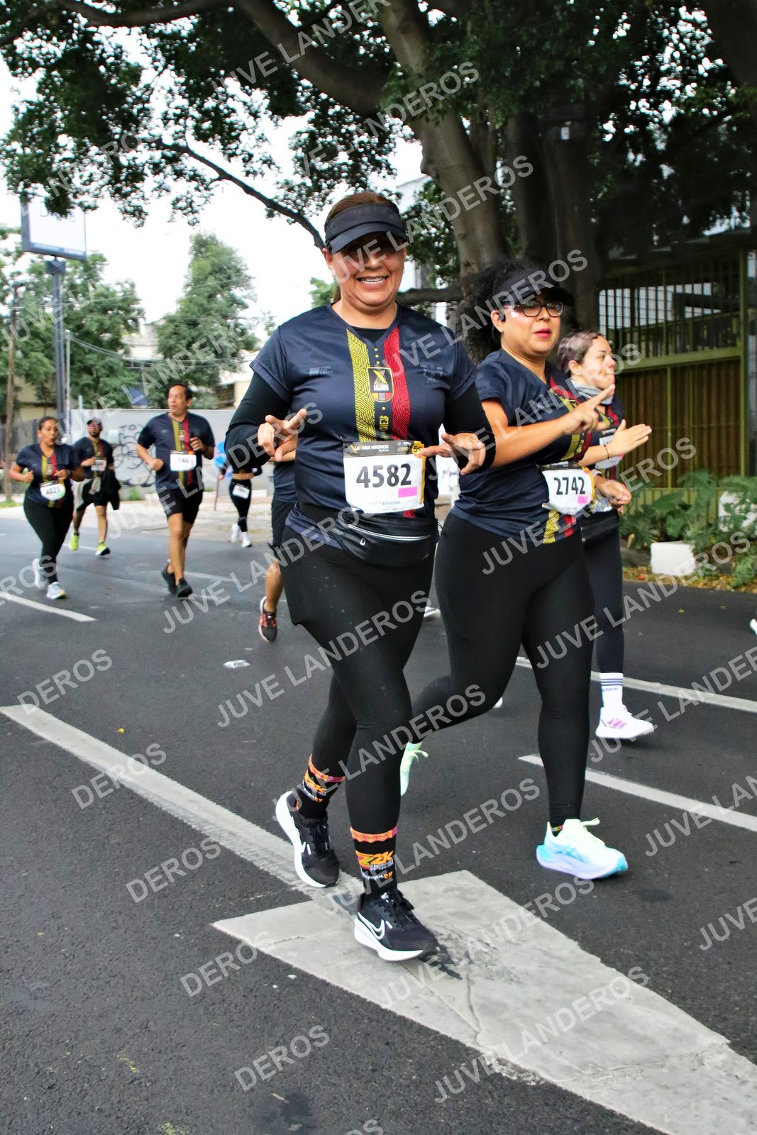 Foto de la X Carrera Leones Negros Red Cola 2026 en Rectoría General de la UdeG, Av. Juárez 976 (meta en Av. Enrique Díaz de León y Pedro Moreno), Guadalajara a las 05:12 · dorsal 4582, 2742