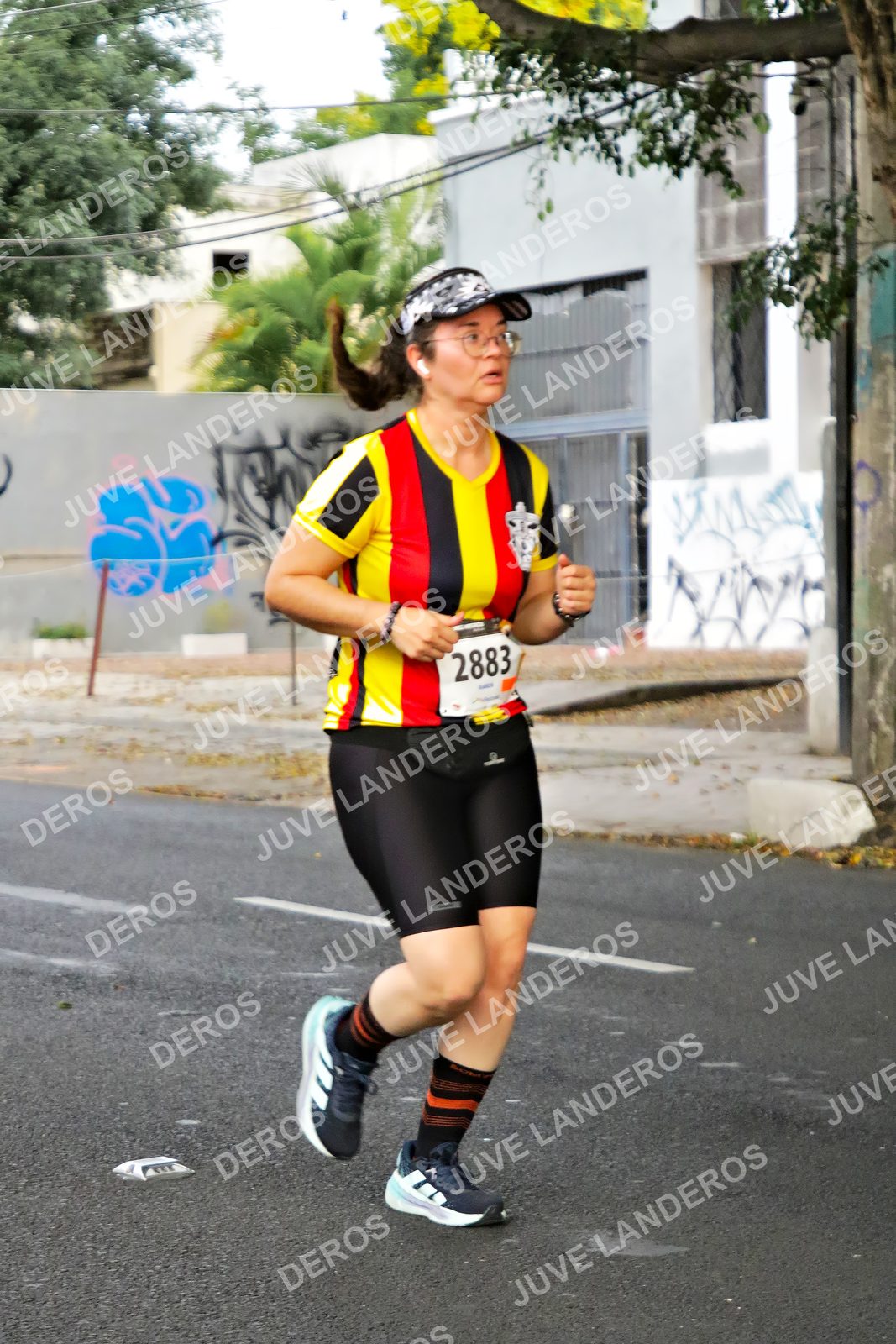 Foto de la X Carrera Leones Negros Red Cola 2026 en Rectoría General de la UdeG, Av. Juárez 976 (meta en Av. Enrique Díaz de León y Pedro Moreno), Guadalajara a las 05:04 · dorsal 2883