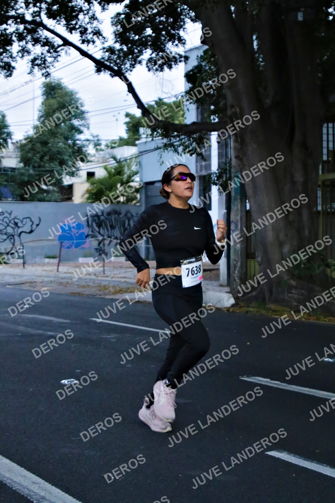 Foto de la X Carrera Leones Negros Red Cola 2026 en Rectoría General de la UdeG, Av. Juárez 976 (meta en Av. Enrique Díaz de León y Pedro Moreno), Guadalajara a las 04:54 · dorsal 7638